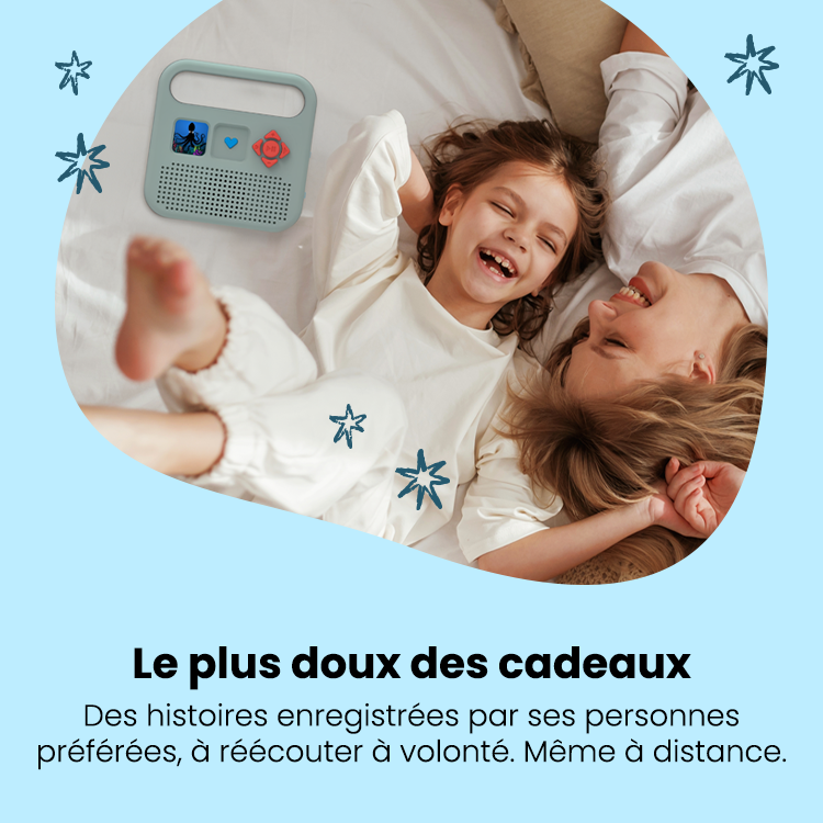 Photo d'une mère et de sa fille allongées sur un lit, riant ensemble à côté de l'enceinte audio Merlin. Le visuel met en valeur la fonction permettant aux parents ou grands-parents d'enregistrer leur propre voix pour lire des histoires. Le texte indique : « Le plus doux des cadeaux. Des histoires enregistrées par ses personnes préférées, à réécouter à volonté. Même à distance.