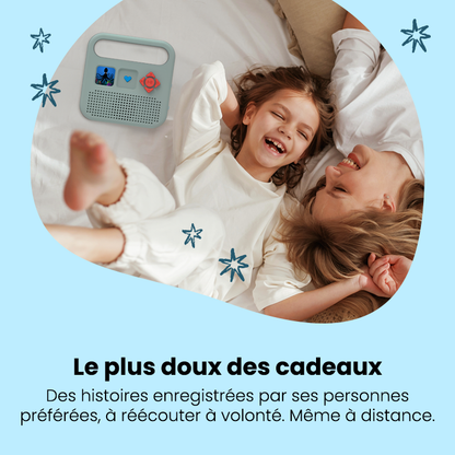 Photo d'une mère et de sa fille allongées sur un lit, riant ensemble à côté de l'enceinte audio Merlin. Le visuel met en valeur la fonction permettant aux parents ou grands-parents d'enregistrer leur propre voix pour lire des histoires. Le texte indique : « Le plus doux des cadeaux. Des histoires enregistrées par ses personnes préférées, à réécouter à volonté. Même à distance.