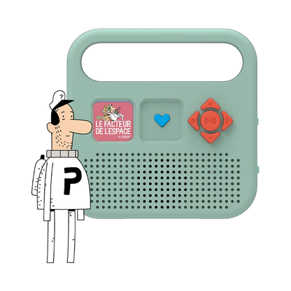 Enceinte audio Merlin vert d'eau affichant le balado Le Facteur de l'espace, posée à côté de l'illustration du personnage Bob, Facteur de l'Espace, créé par Guillaume Perreault et publié par La Pastèque.